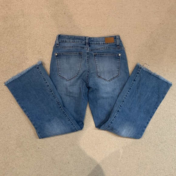 Judy Blue Jeans. Size 3/26. Relaxed Crop Flare. - Picture 3 of 3